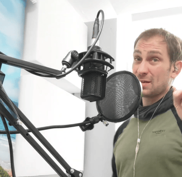 Gerrit Petersen während der Aufnahme für das Hörspiel "Existence - Das ewige Leben im Homestudio