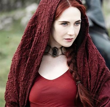 A dama de vermelho de Game of thrones e o medo de mostrar sua aparencia envelhecida.