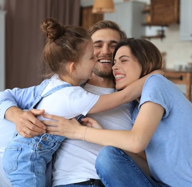 família feliz com seguro de seguradora de vida