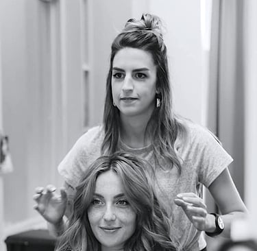 Caroline, une artiste coiffeuse qui coiffe une cliente