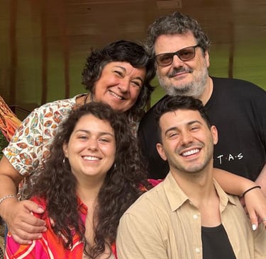 Foto de familia de Editorial Más al Este: maestra, diseñador, traductora y profe de español