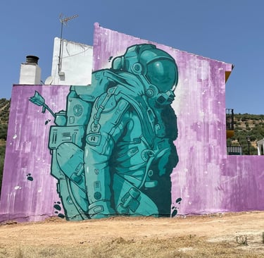 Mural de un astronauta en una fachada de 3 pisos de altura