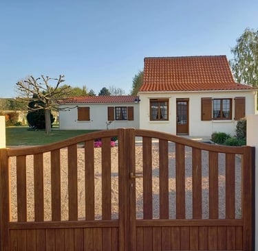 grand portail en bois posé par l'artisan menuisier en Vendée