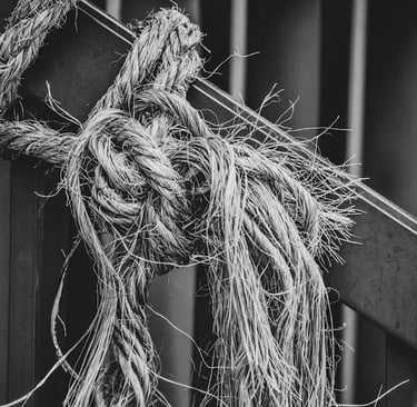 aggrippement, dépendance au travail, un noeud de corde autour d'une structure métallique