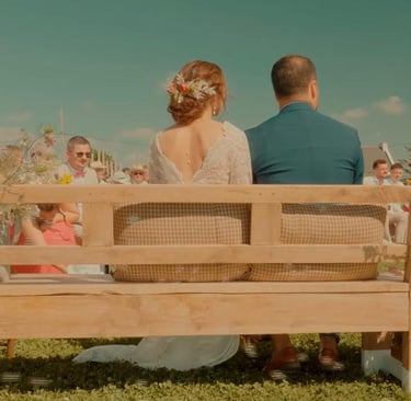 couple assis pendant discours cérémonie film de mariage dinan