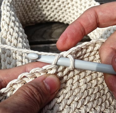 Femme qui fait du crochet