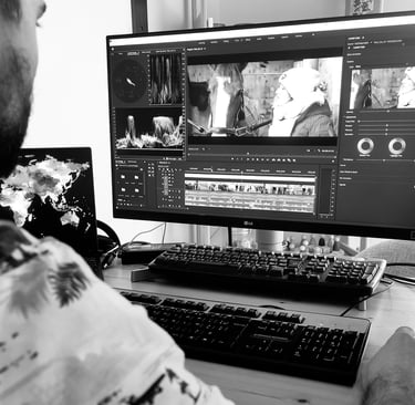 Vidéaste en plein montage sur écran professionnel