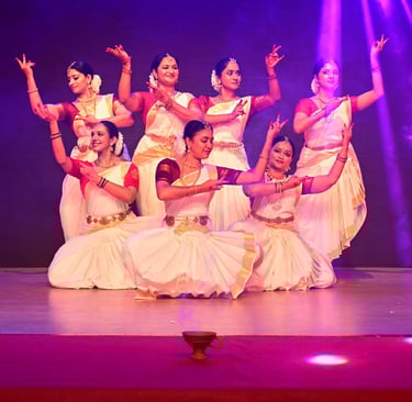 Aamoda Narthaki displaying Bharatanatyam performance