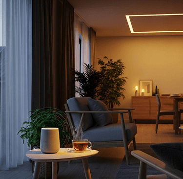 Sala moderna ao entardecer com iluminação inteligente, assistente virtual, plantas e painéis solares