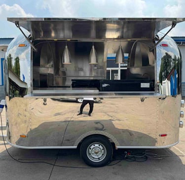 Foodtrailer Airstream de Tyler’s Foodtrailers, modèle au design rétro en acier inoxydable poli miroir, spacieux, élégant et p