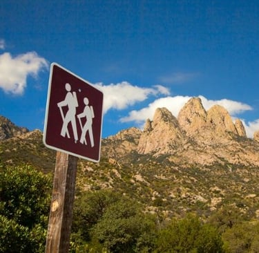 panneau randonnée en montagne symbolisant le chemin de la sophrologie et ses bienfaits durables