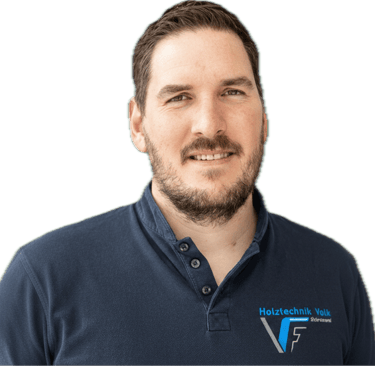 Portrait des Schreinermeisters von Holztechnik Volk, Ihrem lokalen Schreiner für maßgefertigte Möbel am Ammersee, Bayern.