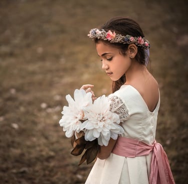 niña primera comunión con flores