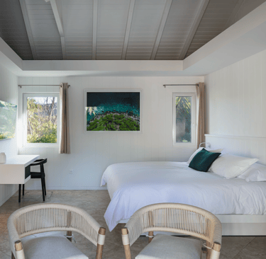 Chambre confort très grand lit dans le bungalow 2 de la villa noah à st barth plage de st jean