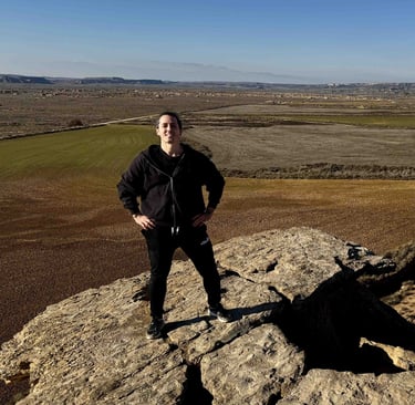 Borja en un mirador de juan obispo, con vistas panorámicas al desierto