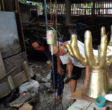 Patung tangan kuningan