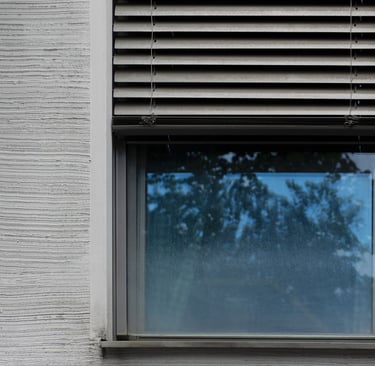 fenêtre de maison moderne avec occultation stores