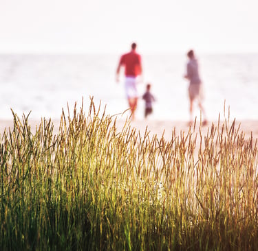 Familie am Strand – Symbol für finanzielle Sicherheit und Vorsorge