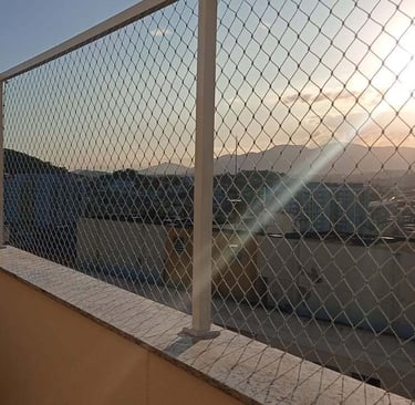 rede de proteção instalada em cobertura de edificio