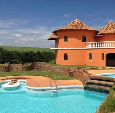 frente da comunidade com o prédio e a piscina
