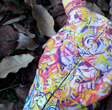 peinture aux couleurs vives sur un crane  sur un lit de feuilles mortes