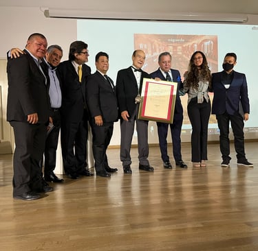 Foto con el certificado del libro Viñedos Espectaculares México