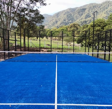Una cancha de tenis, con una red de tenis.
