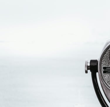 A stand alone view finder overlooking an ocean