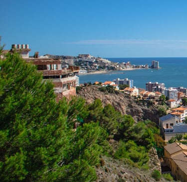 Imagen de Cullera desde el castillo donde se ve el mar y la montaña de Cullera