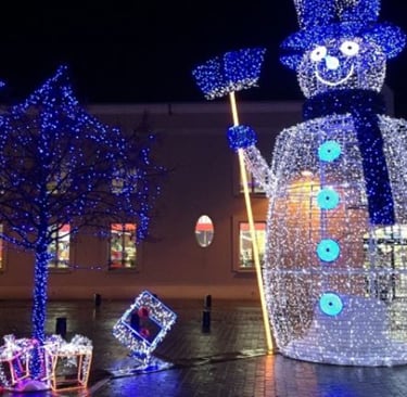 de belle décorations de noel, un énorme bonhomme de neige et un arbre illuminé