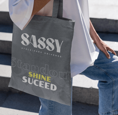 Mockup de una persona sosteniendo una Tote Bag