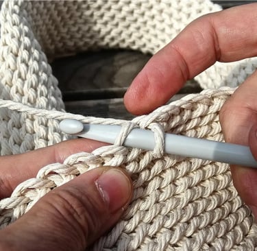 Femme qui fait du crochet avec une seule aiguille