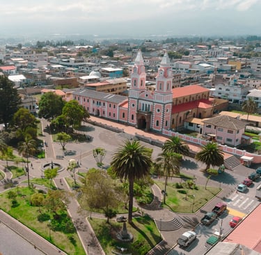 Fotografía aérea con dron de Quito parque central de Conocoto Iglesia