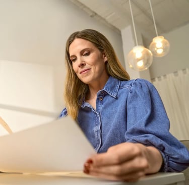 Mujer consultando guía de seguros en Murcia desde tablet en casa