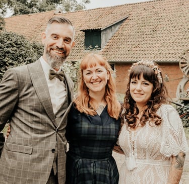 Schottland Hochzeit. die Traurednerin im karierten Blackwatch.-Kleid die Braut im romantischen boho-Style. alle strahlen