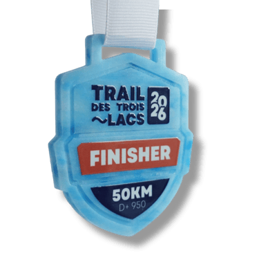 Gros plan sur une médaille éco-responsable en plastique recyclé bleu