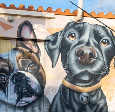 Mural de gran formato sobre fachada urbana realizado con aerosol. Representación figurativa que comb