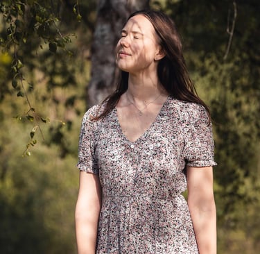 Pia von Personal Wishes genießt im Blumenkleid mit geschlossenen Augen die Musik. Foto: Joel Pingel.