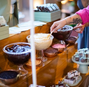 Larissa Bachega: carrinho Gourmet de brigadeiros de colher, ótimo para eventos corporativos