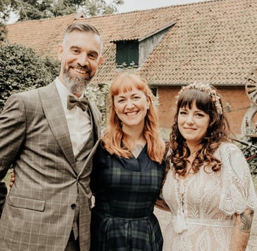 Schottland Hochzeit. die Traurednerin im karierten Blackwatch.-Kleid die Braut im romantischen boho-Style. alle strahlen