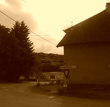 Photo sepia d'un panneau "Hyemondans" à 2 km
