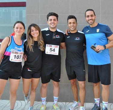 Grupo de gente haciéndose una foto después de la carrera