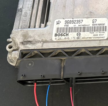 Calculateur connecté en bench avec l'outil Autotuner pour reprogrammation.