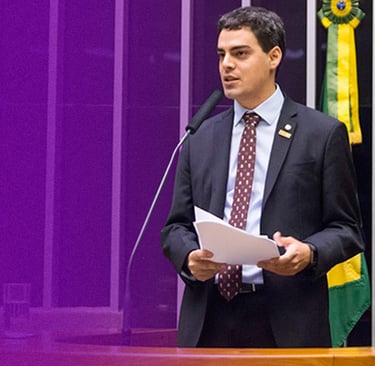 deputado tiago mitraud lider livres de terno discursando na câmara dos deputados