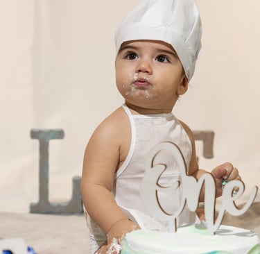 bimbo vestito da chef con smash cake