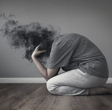 personne repliée sur elle meme souffrant d'anxiete