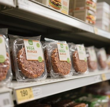 vega burgers in plastic in de supermarkt