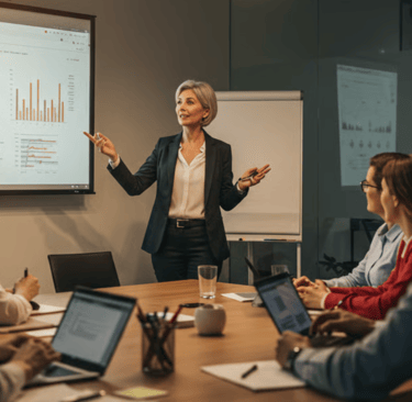 Profissional apresentando dados em reunião corporativa demonstrando como aparelhos auditivos mantêm