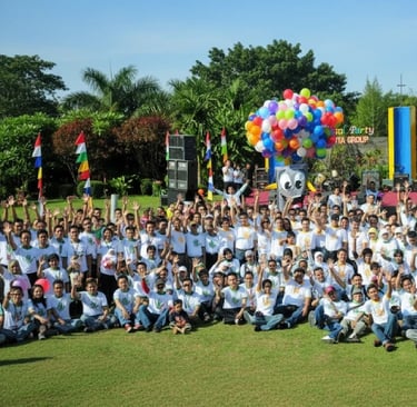 Foto peserta family gathering sedang berinteraksi dan bermain bersama, menunjukkan kehangatan hubungan dan kebersamaan tim.