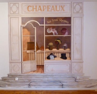 Mur intérieur peint avec une fresque représentant une boutique à chapeaux, seuil en fausse pierres.
